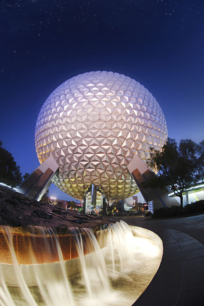 США. Флорида. Тематический парк Epcot Всемирного центра отдыха Уолта Диснея. Космический корабль «Земля» — символ парка. 