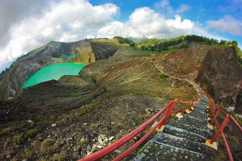 12-Цветные озера вулкана Келимуту