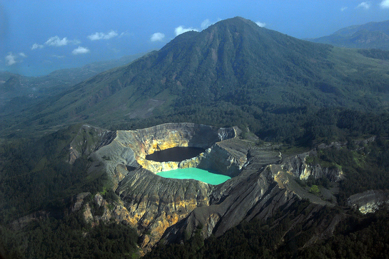 2-Цветные озера вулкана Келимуту