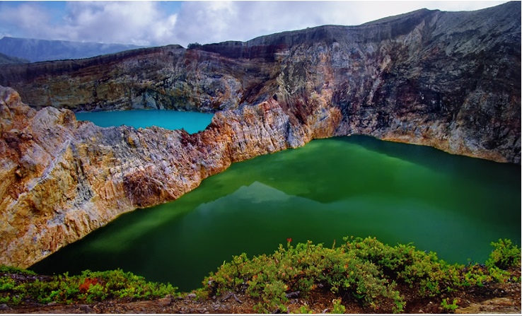 3-Цветные озера вулкана Келимуту