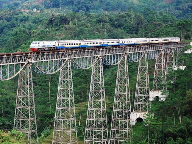 Gerda-train-Argo-Argo-Gede-Train-Railroad-Indonézia3