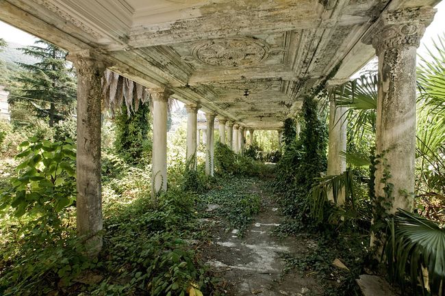 nature-reclaiming-abandoned-places-22_result