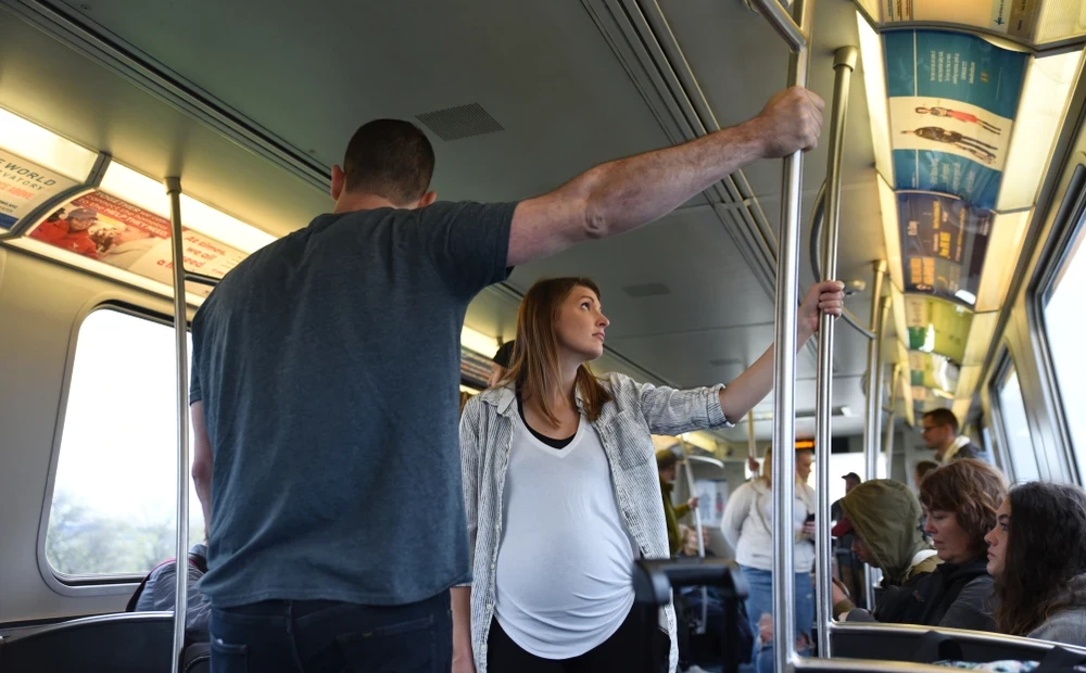 Остановились род. Уступить место в автобусе фото. Истории про беременных в автобусе.